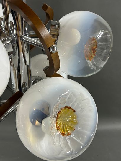 null LUSTRE moderniste en métal chromé, les globes en verre figurant des fleurs.
Travail...