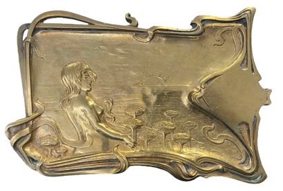 null PLAQUE décorative en bronze doré, figurant une femme devant un couché de soleil....