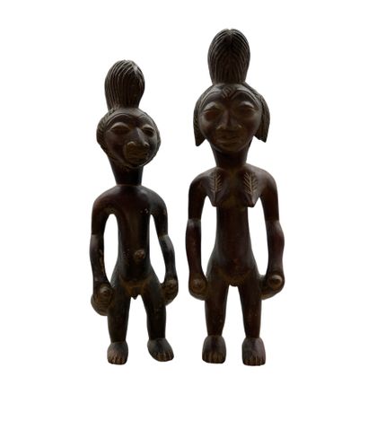 null Deux STATUETTES en bois sculpté, représentant un homme et une femme.
De style...