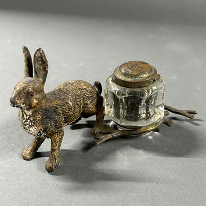 null ENCRIER en métal polychrome représentant un lièvre. 
Fin du XIXe siècle.
7 x...