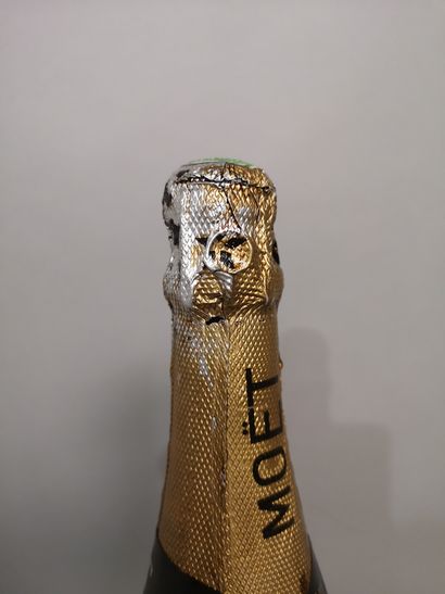 null 1 bottle CHAMPAGNE Brut Impérial - MOET & CHANDON Years 1970 Stained label.