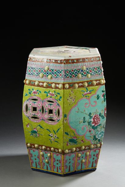Chine, XXe siècle
Tabouret hexagonal en porcelaine...