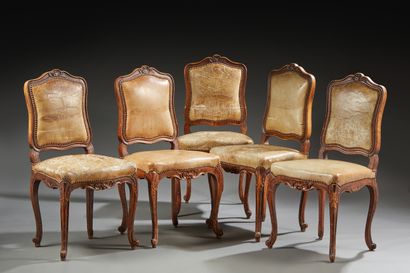 Sept chaises en bois naturel.
Style Louis...