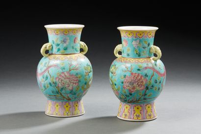 null Chine, XXe siècle, 
Paire de vases de forme balustre sur piédouche en porcelaine...