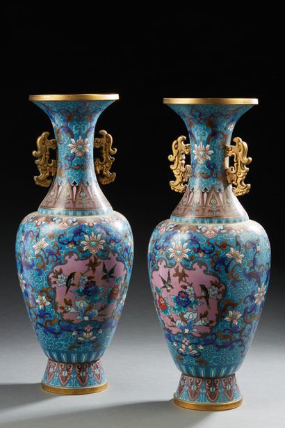 Chine, XXe siècle
Paire de vases en cuivre...