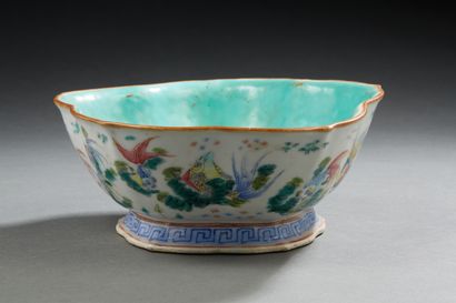 null Chine, période Tongzhi, 
Ravier floriforme sur petit talon en porcelaine et...
