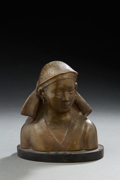 null VIETNAM, XXe siècle
Buste de jeune femme en bronze de patine médaille, coiffée...