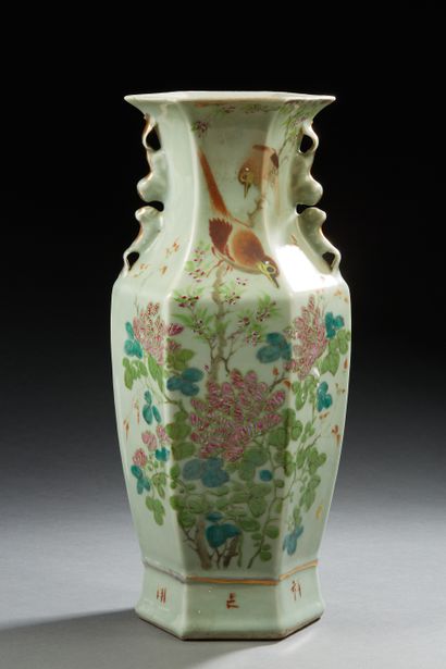 Chine, XXe siècle, 
Vase hexagonale à pans...