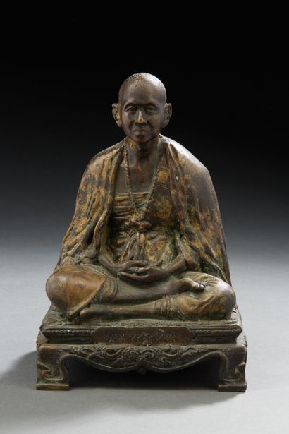 null Thaïlande, circa 1950 
Groupe en bronze représentant un moine assis en méditation...