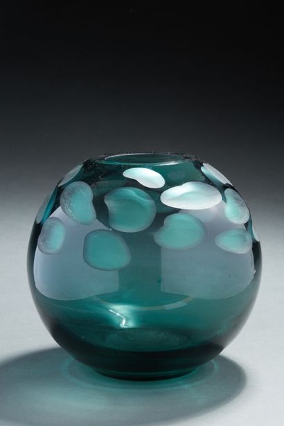 Christian TORTU
Vase boule en cristal vert...