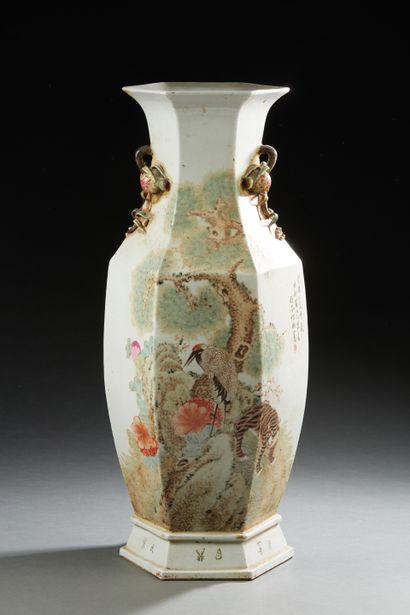 Chine, XXe siècle
Vase hexagonal en porcelaine...