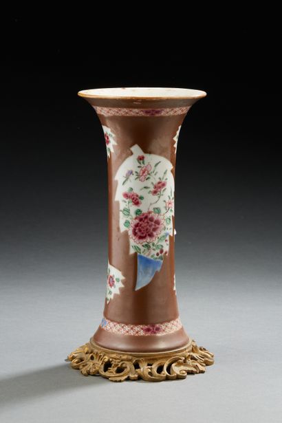null Chine, XVIIIe siècle, 
Vase cornet en porcelaine et émaux de la famille rose...