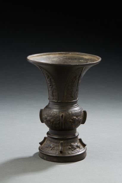 Japon, fin XIXe siècle, 
Vase gu en bronze...
