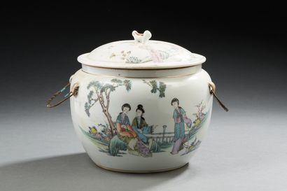 null Chine, fin XIXe siècle
Bouillon couvert en porcelaine, à décor de jeunes femmes...