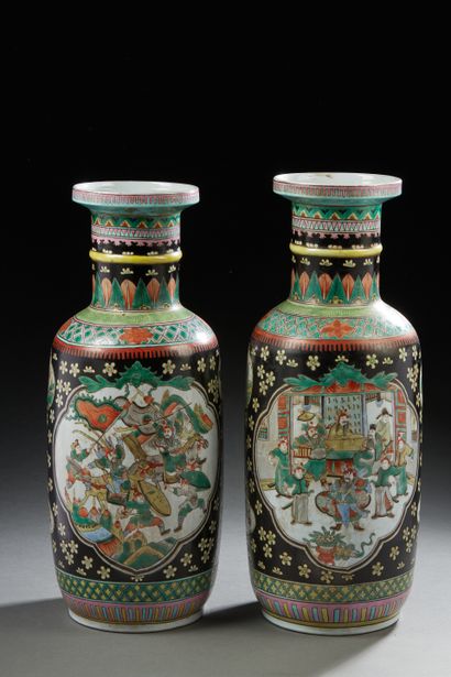 null Chine, 2ème moitié du XXe siècle
Paire de vases rouleaux en porcelaine, à décor...