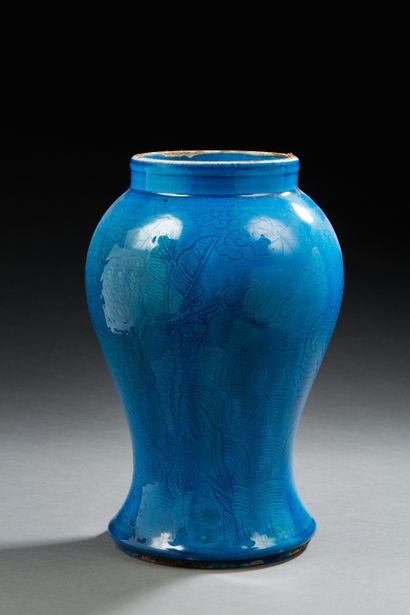 null Chine, XXe siècle, 
Vase pansu en porcelaine émaillée bleu turquoise à décor...