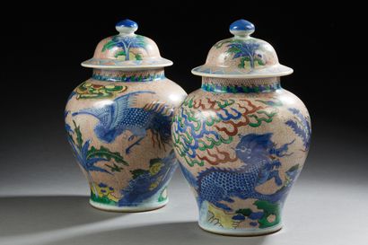 null Chine début XXe siècle,
Paire de potiches couvertes de forme balustre en porcelaine...