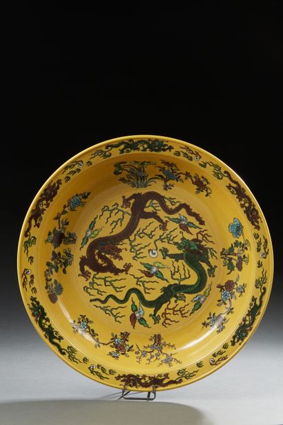 null Assiette jaune en porcelaine avec motifs dragons 
fêlé en dessous 
Diam. ; 41...