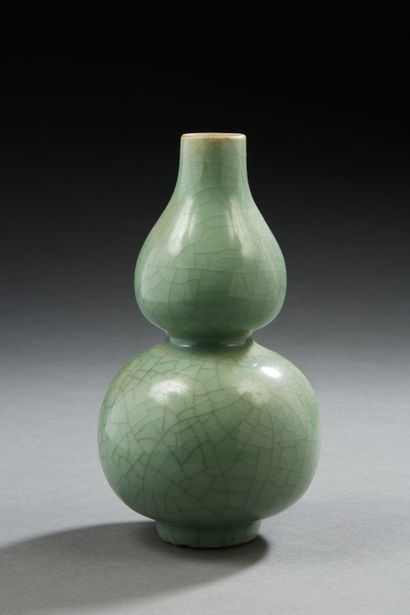 null Chine, XXe siècle, 
Vase double gourde en porcelaine émaillée craquelée céladon.
H....