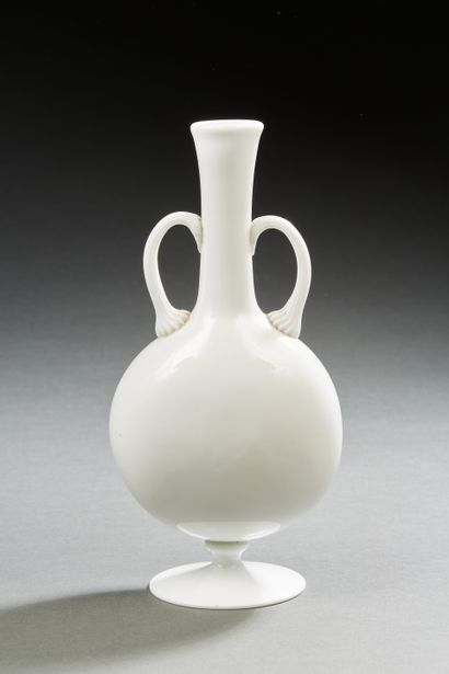 Ancien petit vase en opaline blanche à panse...