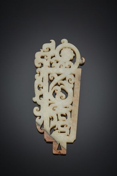 Chine XXe siècle Pendentif en serpentine veiné de brun rouille à décor ajouré de...