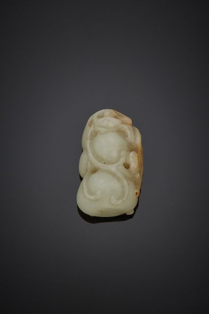 Chine, fin de la période Qing Pendentif en jade céladon légèrement infusé de rouille...