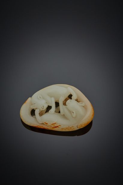 Chine, XVIIIe siècle Pendentif en jade blanc légèrement infusé de rouille représentant...