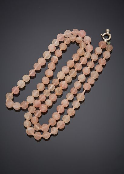 Chine, vers 1920 Grand sautoir en quartz rose composé de perles sculptées du caractère...