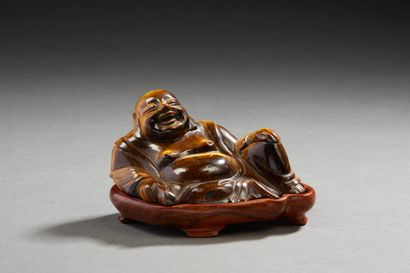 Chine XXe siècle Sujet en pierre dure dit «oeil de tigre» représentant bouddha assis...
