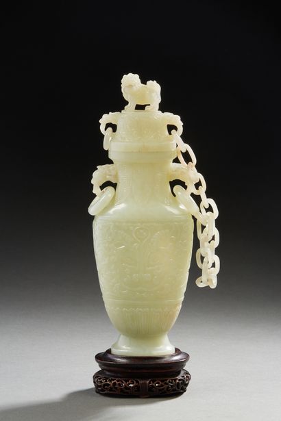 Chine, vers 1950 Vase couvert sur piédouche en jade céladon à décor de masques de...