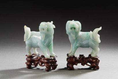 Chine, XXe siècle Paire de statuettes en jadéite représentant des qilin la tête légèrement...