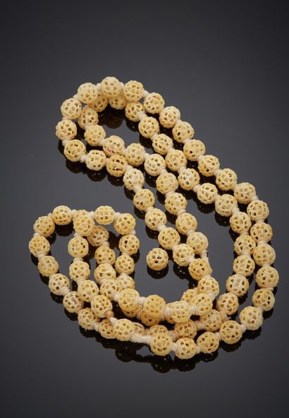Chine, fin XIXe siècle Grand sautoir composé de perles sculptées et ajourées de rinceaux...