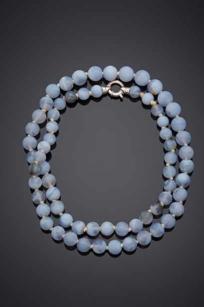 Chine, XXe siècle Collier de perles en agate bleuté.
L. 31,5 cm.