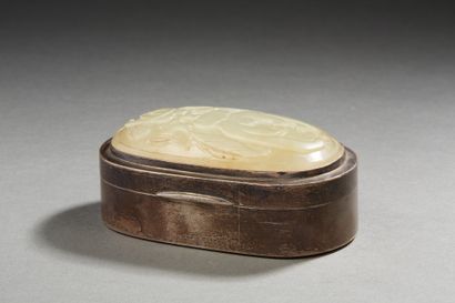 Chine vers 1900 Boîte couverte en cuivre partiellement doré sertie d'une plaque en...