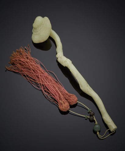 Chine XXe siècle Sceptre ruyi en serpentine reprenant la forme d'une branche de lingzhi.
L....