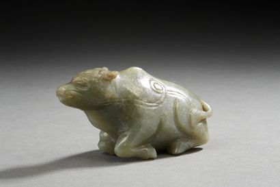 Chine, XXe siècle Groupe en jade céladon représentant un buffle au repos.
L. 11 ...