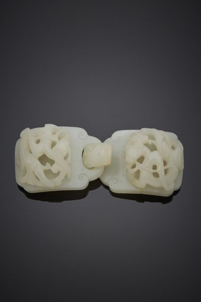 Chine, seconde moitié XXe siècle Boucle de ceinture en jade blanc ornée de deux dragons...