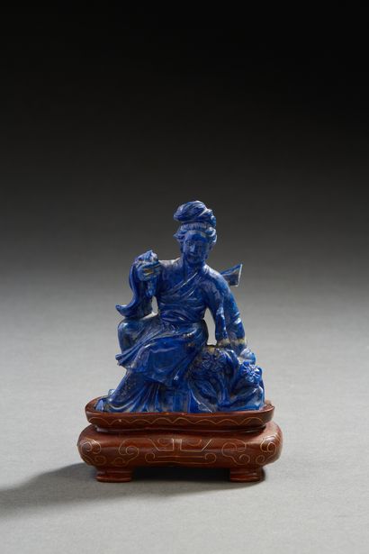 Chine, vers 1920 Sujet en lapis lazuli réhaussé représentant une déesse du printemps.
(petits...
