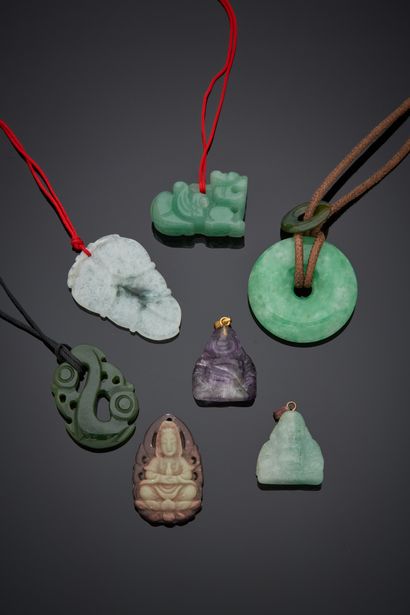 Chine XXe siècle Lot comprenant sept pendentifs en pierres dures dont améthyste,...