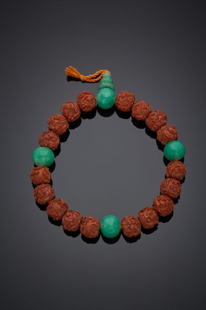 Chine, XXe siècle Bracelet ou Mala composé de perles en bois sculptées des dix-huit...
