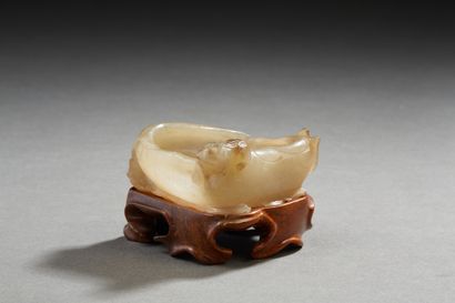 Chine, fin de la période Qing Petit godet en jade céladon infusé de rouille et de...