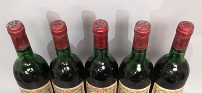 null 5 bouteilles Château GAZIN - Pomerol 1976 Etiquettes légèrement tachées et abîmées....