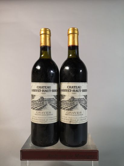 null 2 bouteilles Château LARRIVET HAUT-BRION - Pessac Leognan 1981 Etiquettes légérement...