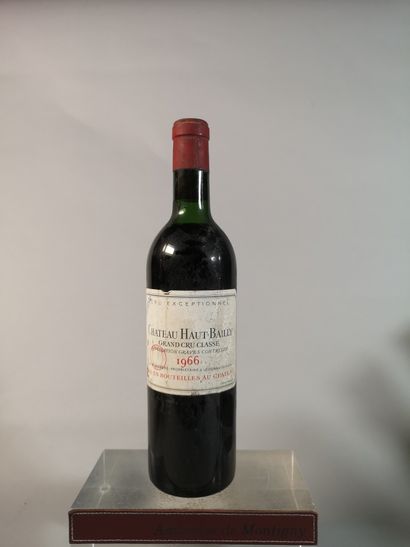 null 1 bouteille Château HAUT BAILLY - Pessac Leognan 1966 Etiquette légérement tachée...