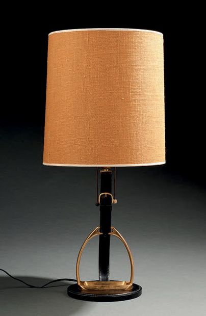 TRAVAIL FRANCAIS VERS 1950 Pied de lampe en cuir et métal doré sous la forme d'un...