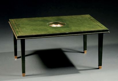 JAEGER Table basse à structure en bois entièrement gainé de cuir vert, souligné de...
