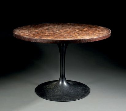 SAARINEN Eero (1910- 1961) & KNOLL INTERNATIONAL Table à plateau circulaire à motif...