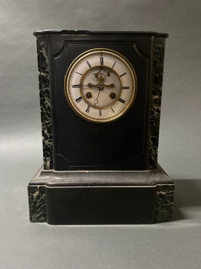 Pendule borne en marbre noir
XIXème siècle
H...