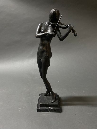 Femme nue au violon
Bronze à patine brune...