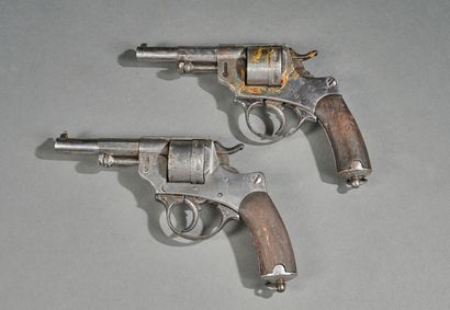 Ensemble de deux revolvers.
Deux revolvers...